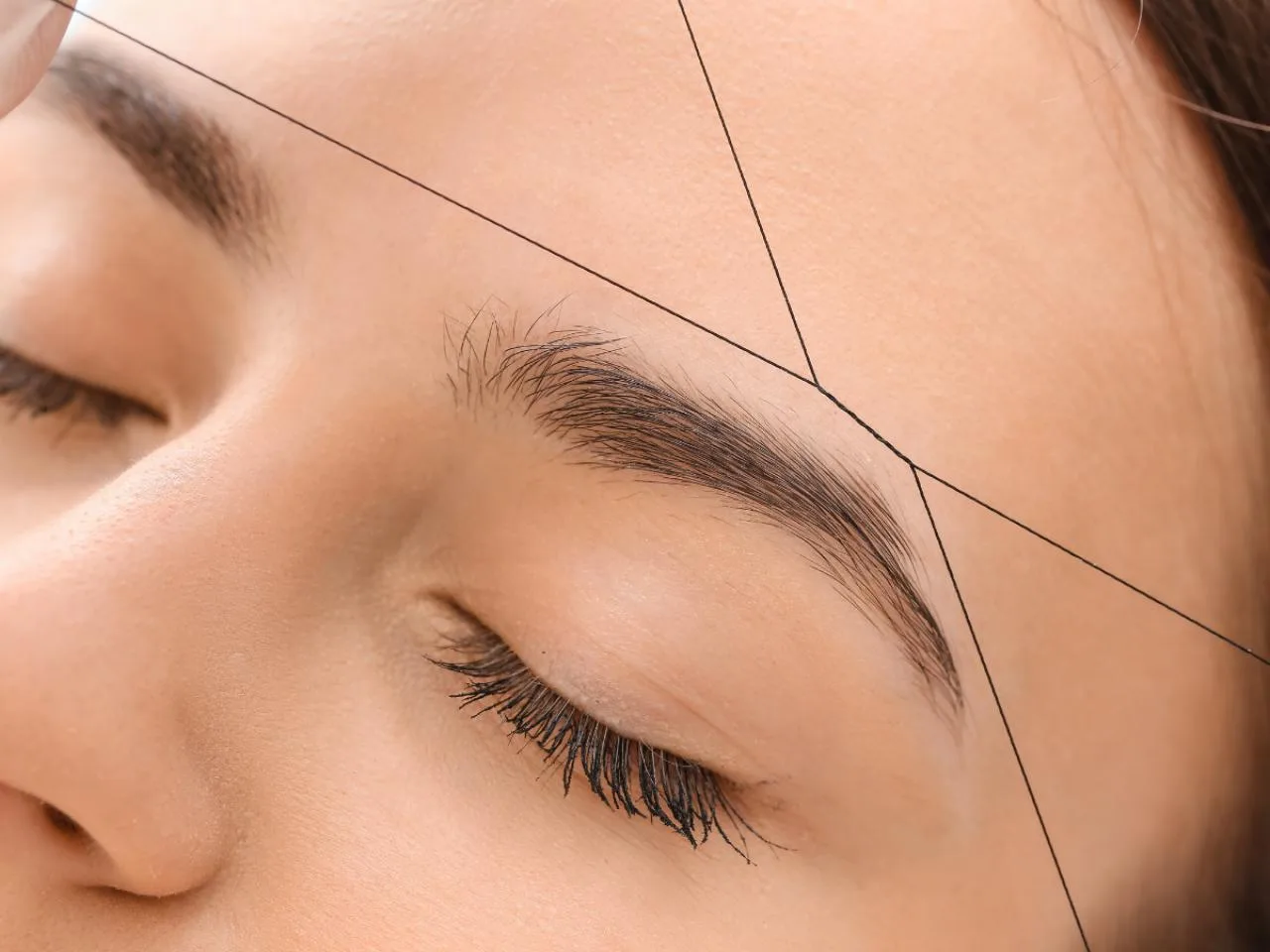Depilación de cejas con hilo en La Digue