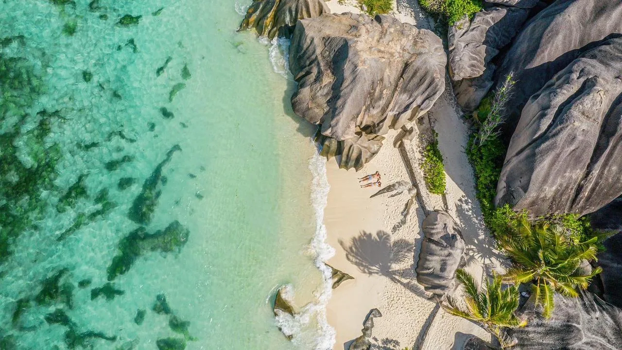 تصوير بالطائرة المسيّرة (درون) صورًا وفيديو في Praslin أو La Digue