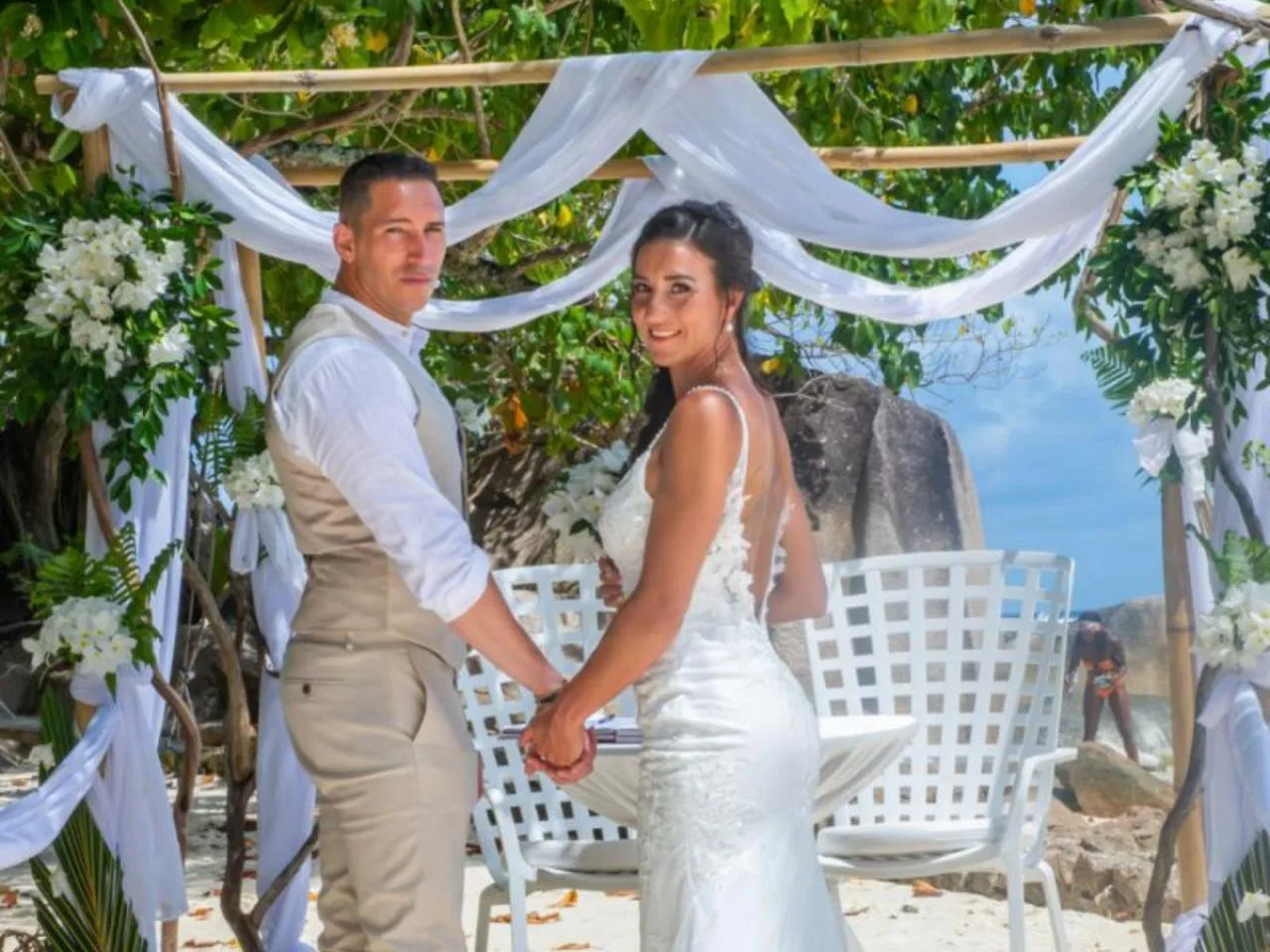 Capturing Forever: Intieme Trouwfotografie op het Strand op Praslin