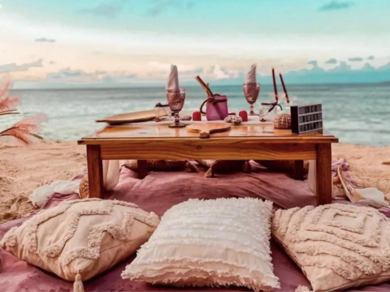 Piknik o zachodzie słońca na plaży na wyspie Praslin