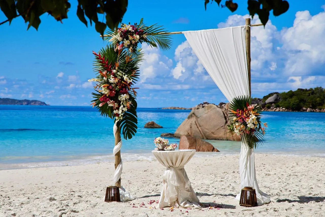1,5 ore di matrimonio in piedi con pacchetto foto base a Praslin