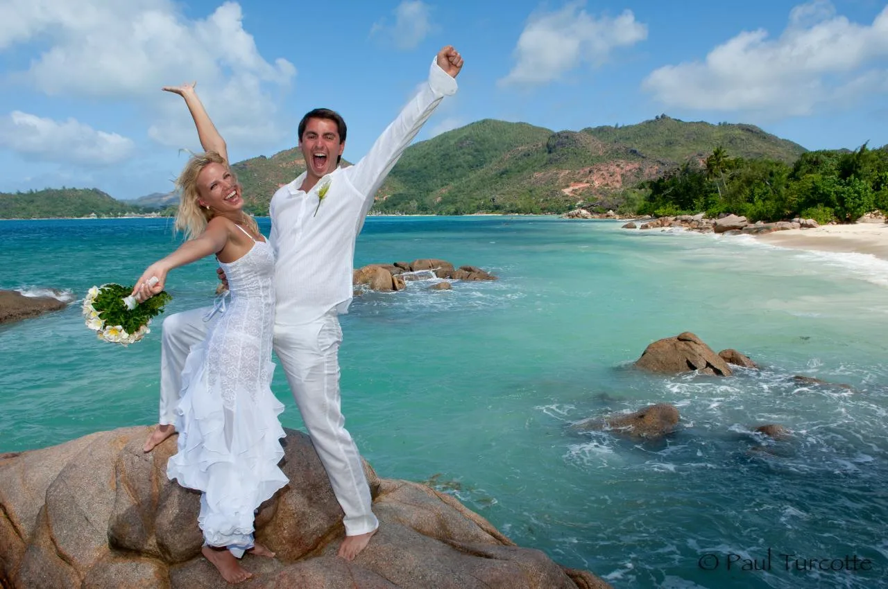 Sesja zdjęciowa Trash the Dress na plaży Anse Lazio, Praslin
