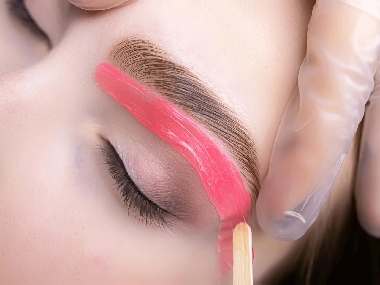 Épilation des sourcils à la cire – Mahé, Seychelles