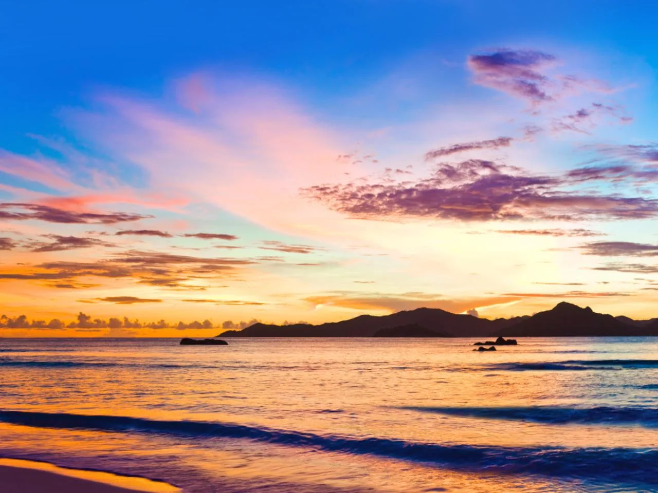 3-hour Sunset Cruise around Praslin Island