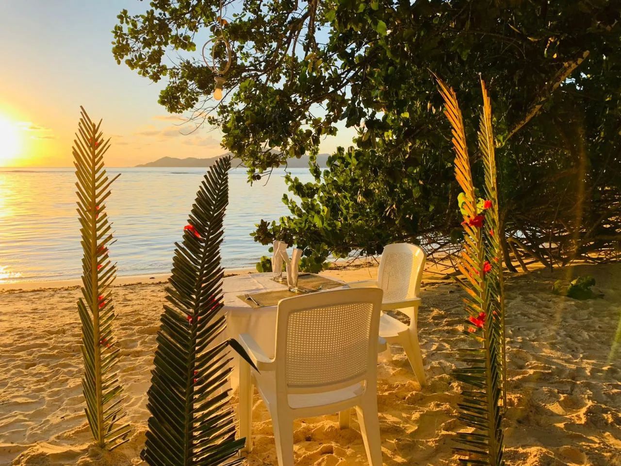 Romantisches Dinner am Strand auf der Insel La Digue für Heiratsanträge
