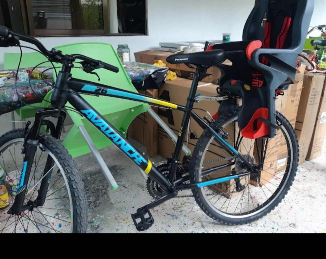 Bicicletta per adulti con seggiolino per bambini e casco