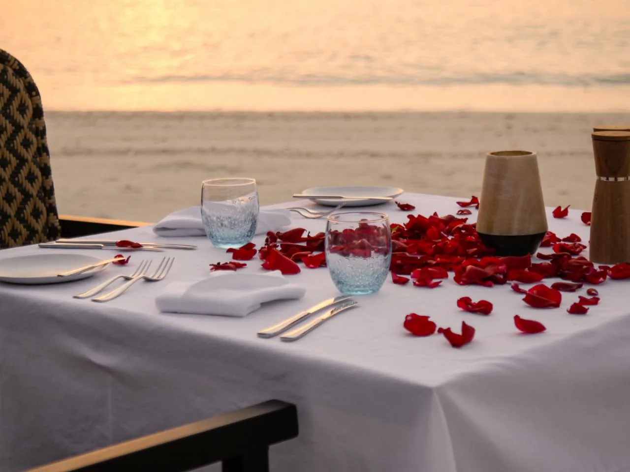 Romantisch diner op het strand op La Digue