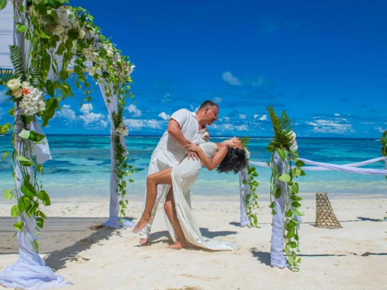 Séance photo de mariage intime sur la plage à La Digue