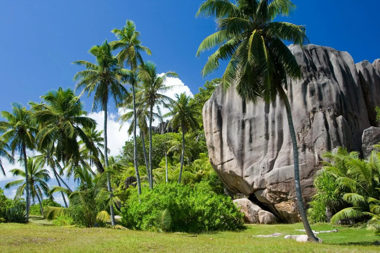 Private Island Hopping: Sisters - Coco - Felicite - La Digue