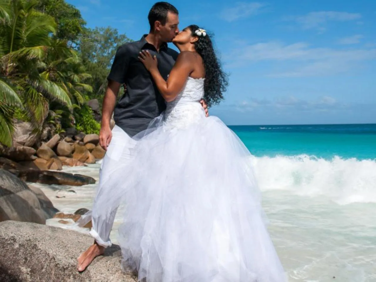 Sesja zdjęciowa Trash the Dress na plaży Anse Source d'Argent, La Digue