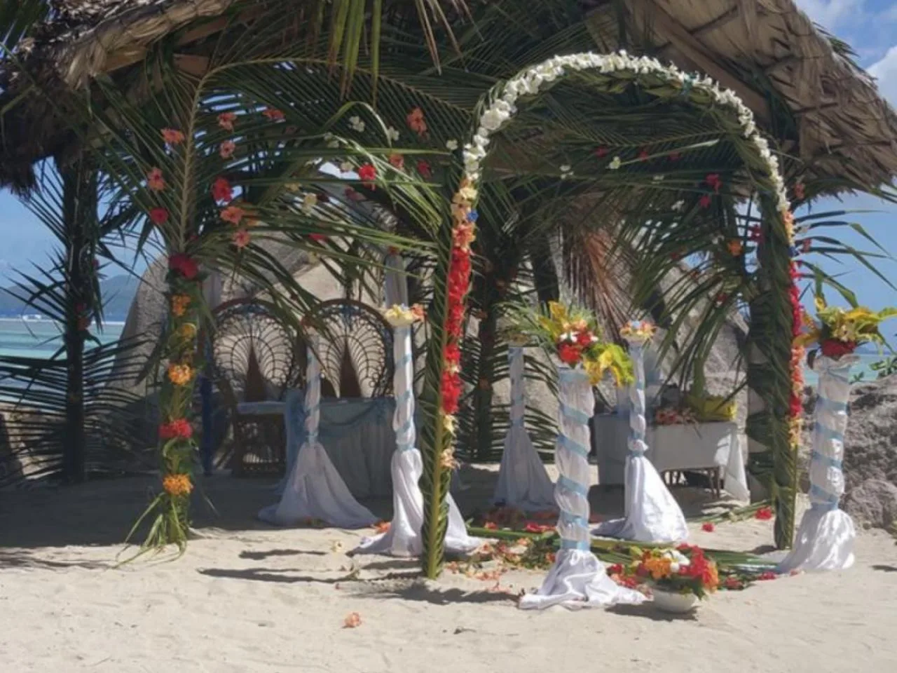 Mariage symbolique sur la plage d'Anse Source D'Argent à La Digue