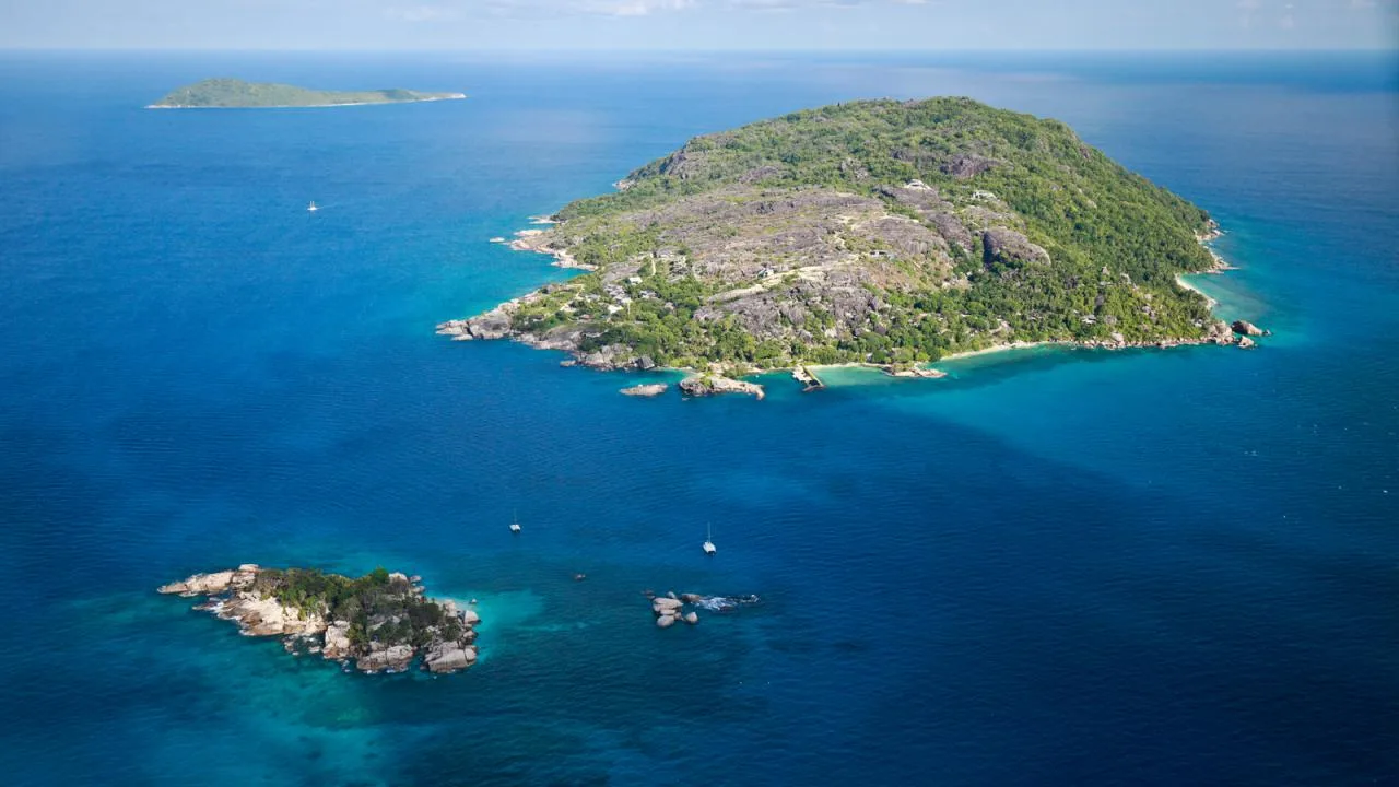 Halve dag privé-bootcharter vanaf La Digue naar 4 eilanden