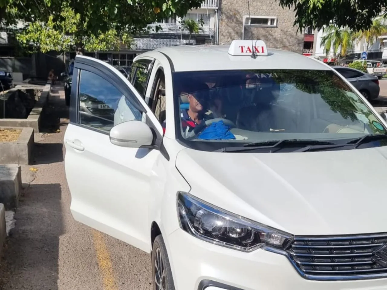Taxi-Transfer vom Flughafen Mahé Island zum Gebiet Glacis