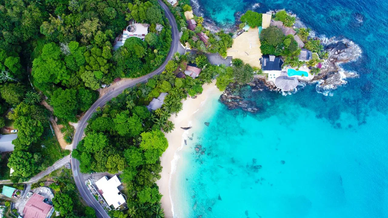 Entdecken Sie die Insel Mahé rundum mit dem Auto!