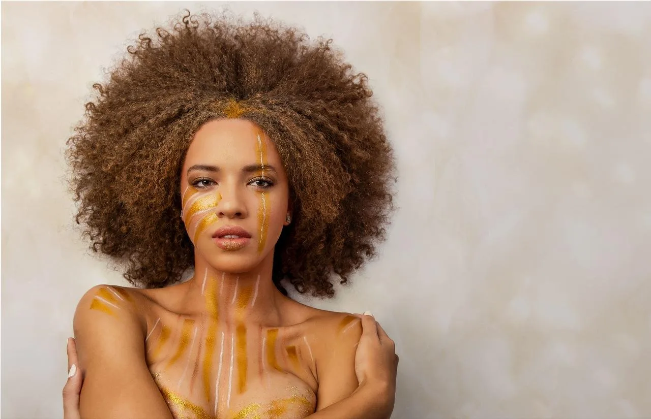 Trasforma il tuo corpo in un'opera d'arte: pittura leggera del viso e del collo!