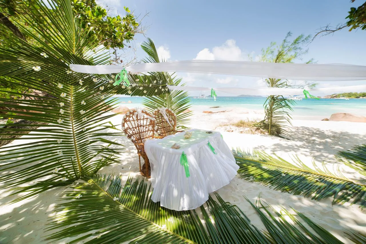 Trouwpakket Hibiscus op Anse Severe Beach, La Digue