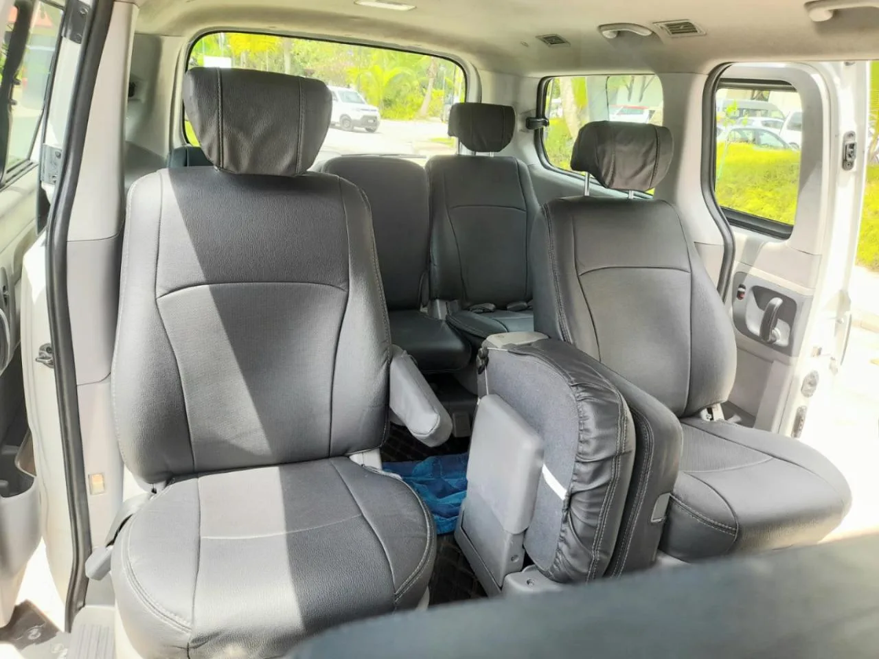 Taxi Transfer from Mahe Airport to South Mahe Hotels | 1-4 Passengers