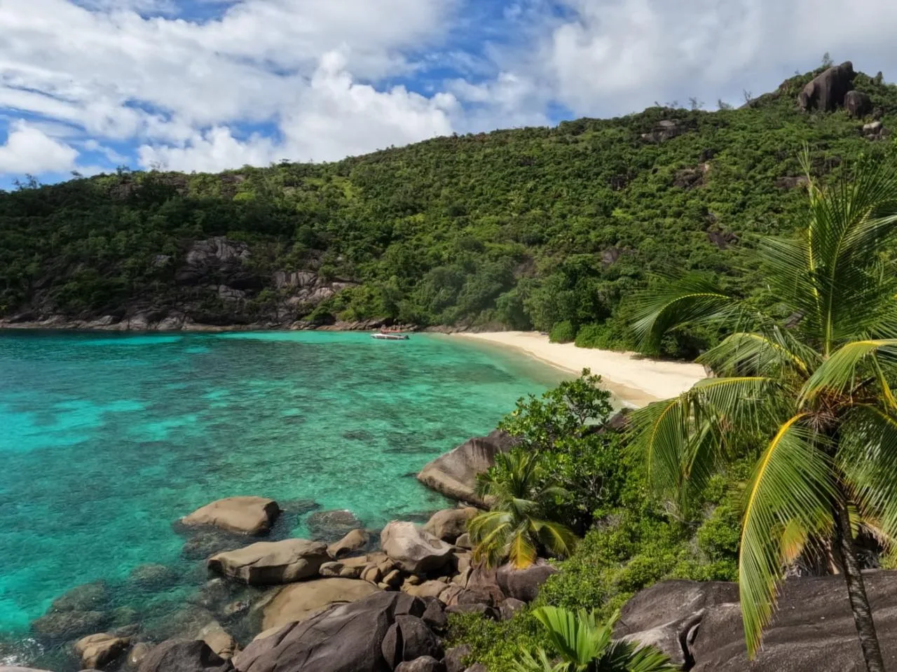 Dolphin Nemo | Escursione di un giorno alle isole Praslin e La Digue da Mahé