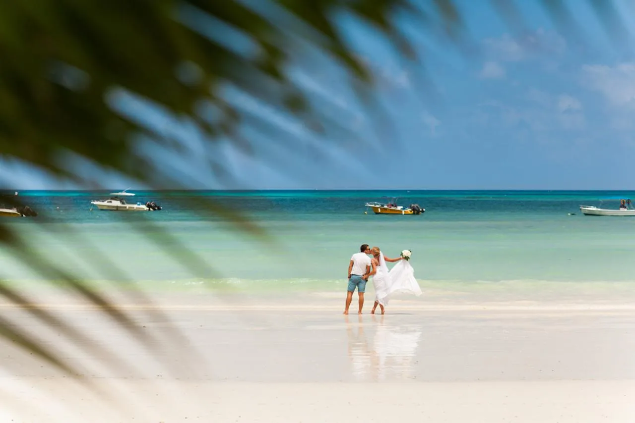 Mariage pieds nus sur l'île de Praslin