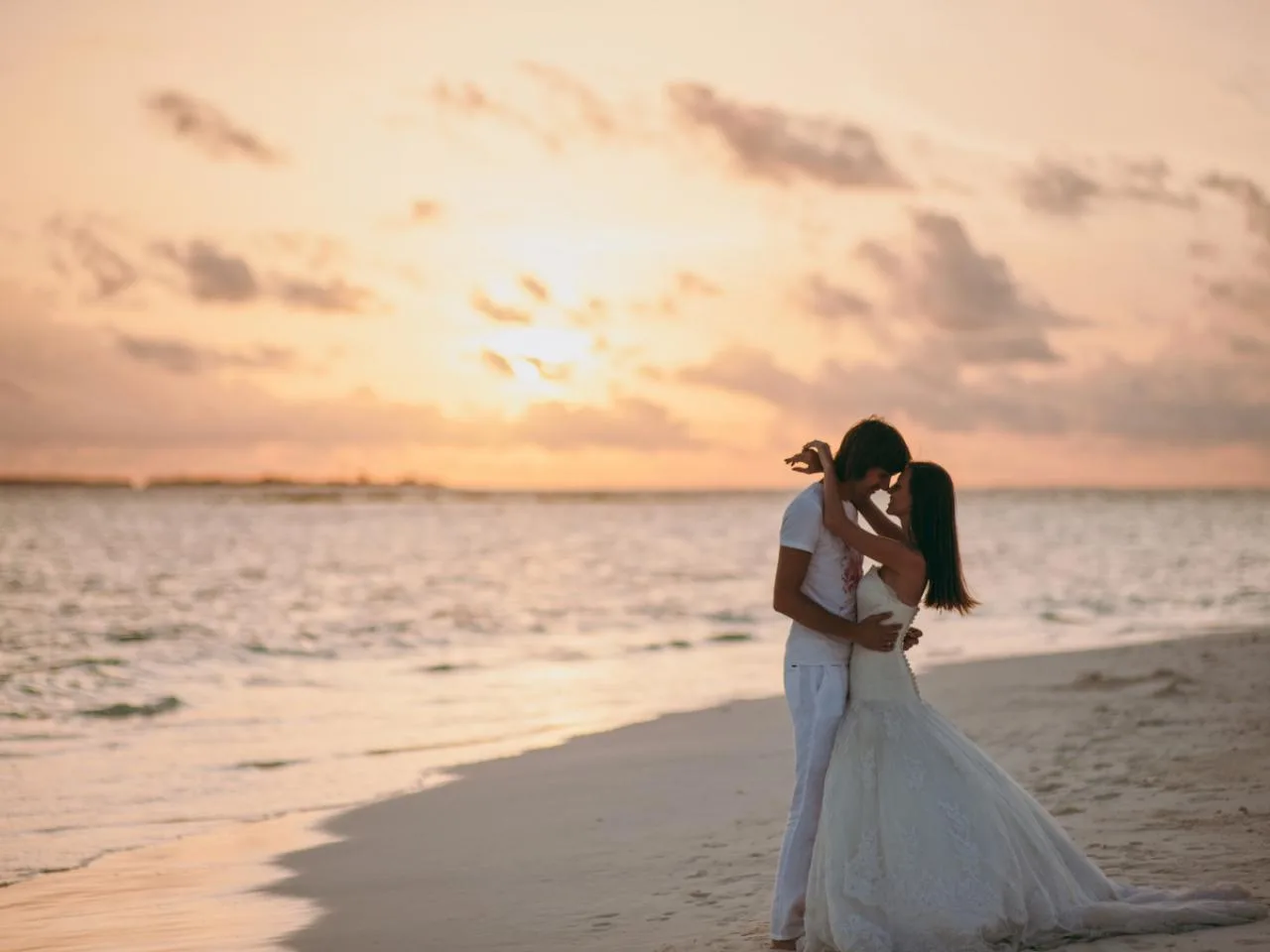 Forfait Mariage Roses à la plage d'Anse Source D'Argent, La Digue