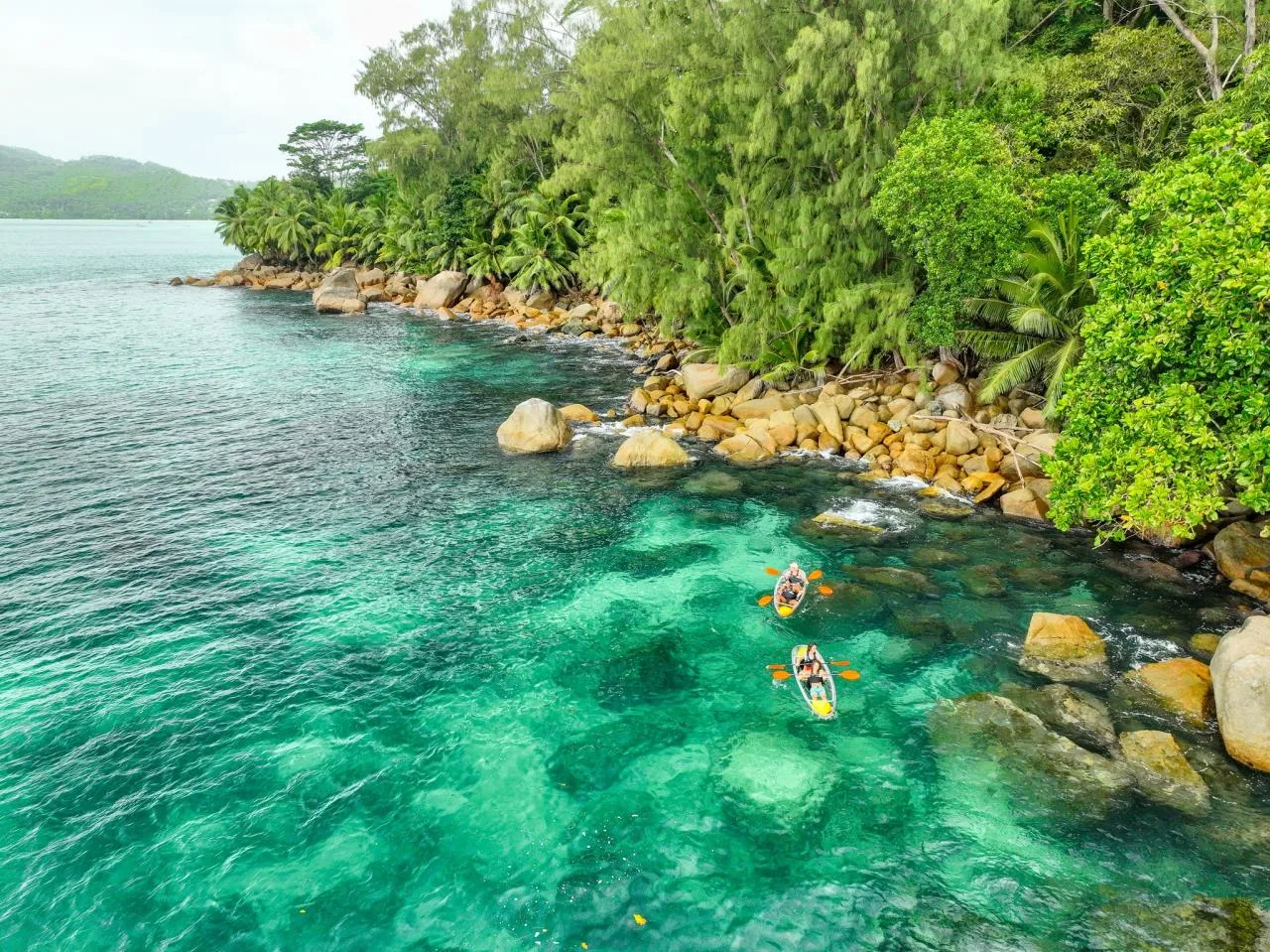 2 heures d'excursion Crystal Kayak Hide & Seek à Anse Louis avec un guide