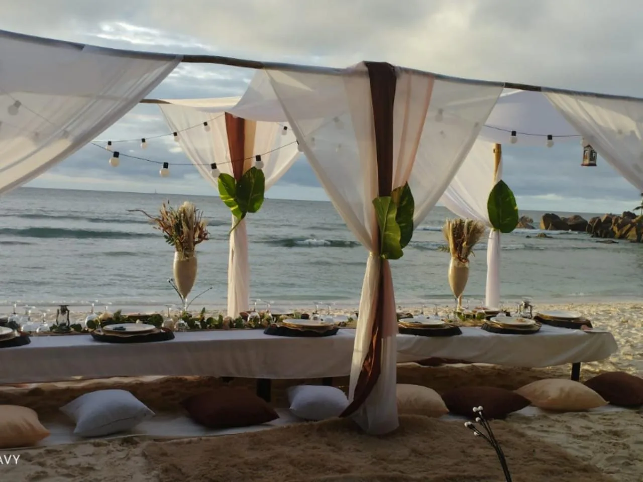 Jantar no Gazebo na praia de Anse Severe, em La Digue