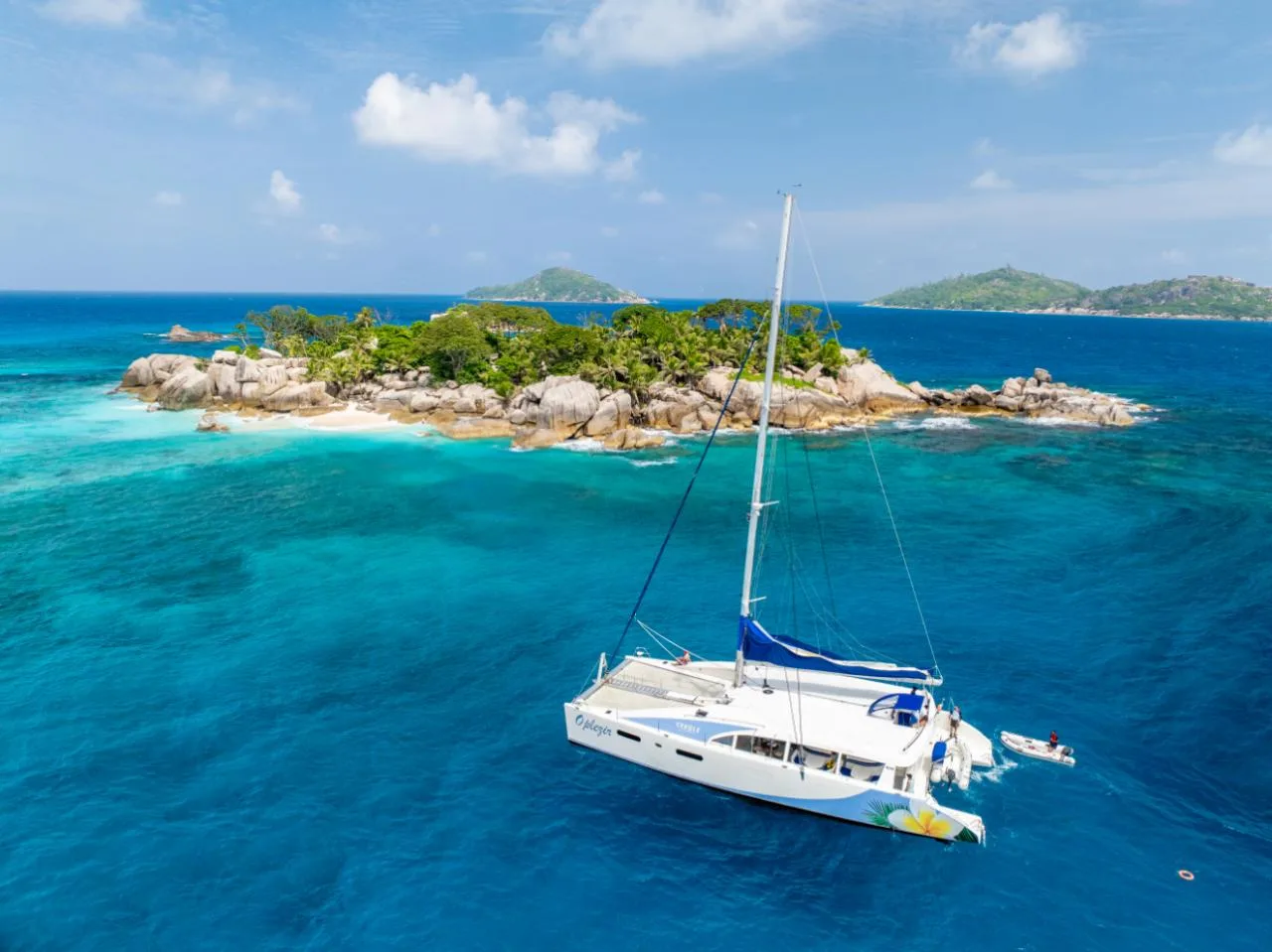 Full-Day Coco, Sister and Felicite Islands Guided Tour from La Digue