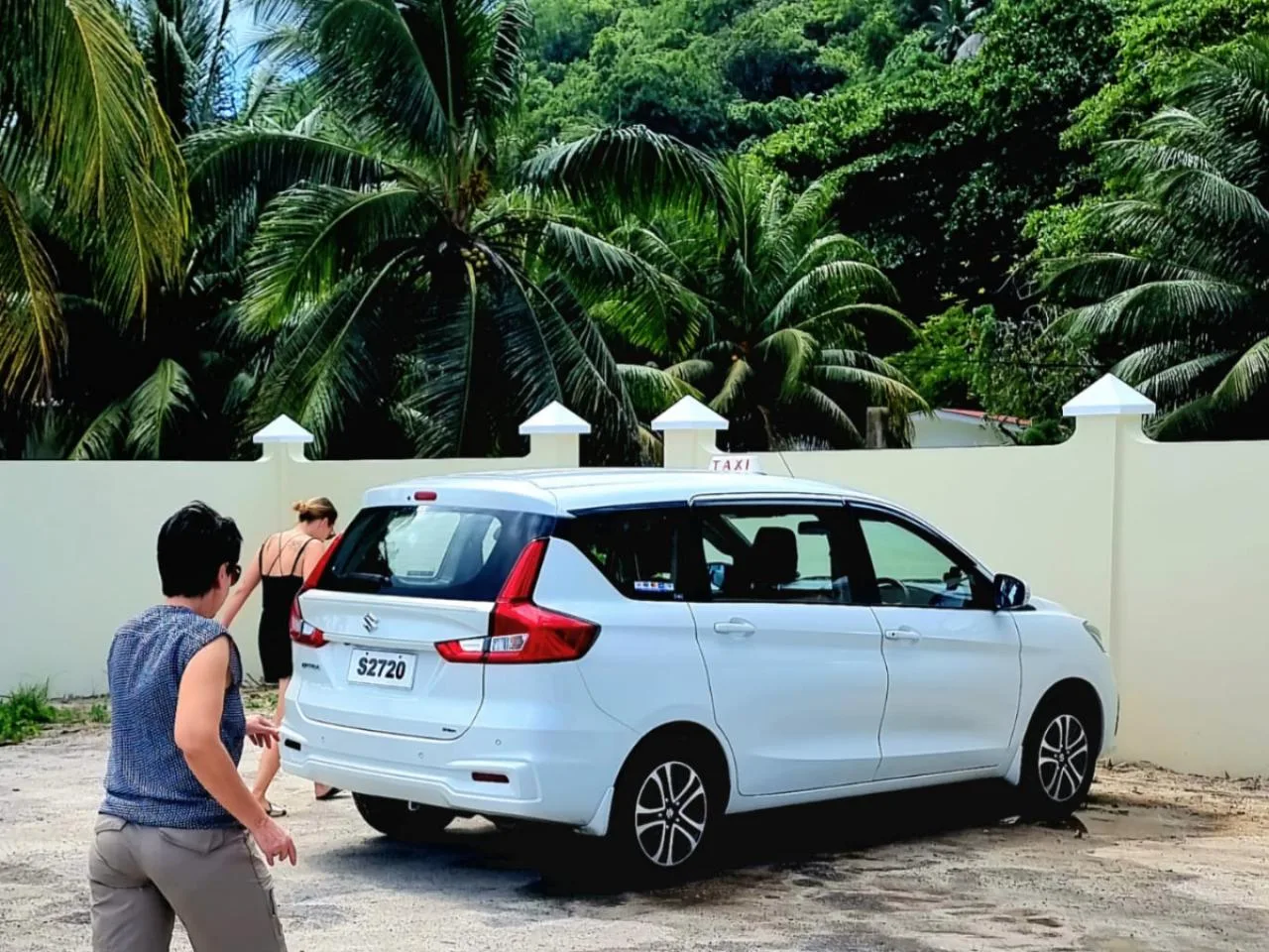 העברה במונית משדה התעופה של איי מאהה למזח הילטון לבריז