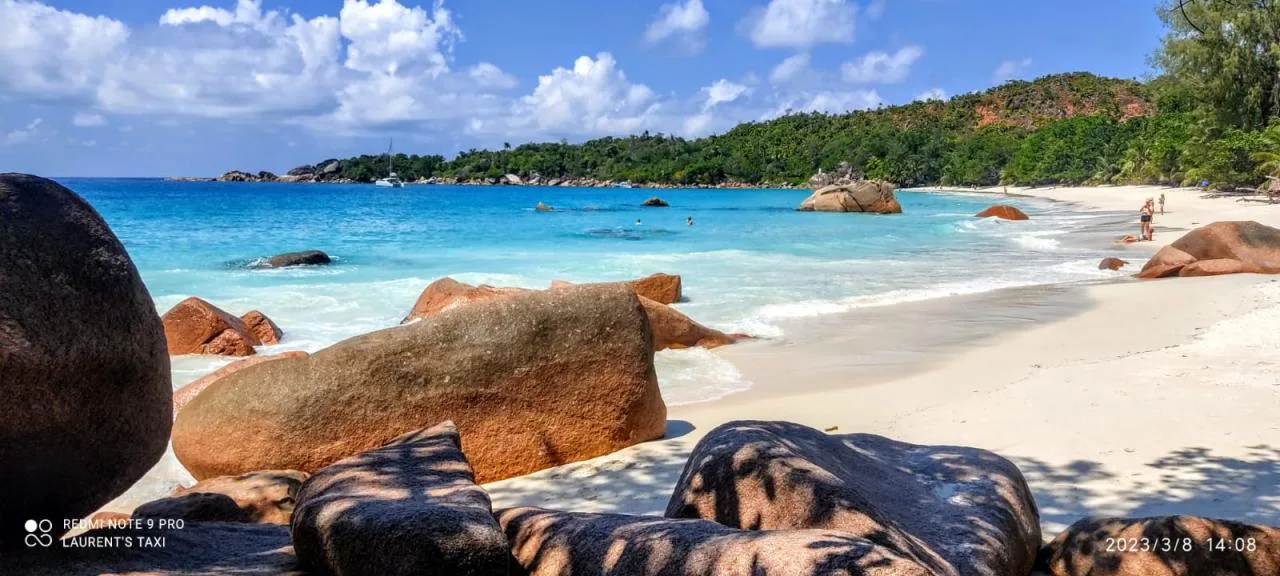 Découvrez les merveilles de l'île de Praslin : rejoignez notre excursion d'une journée complète dès aujourd'hui !