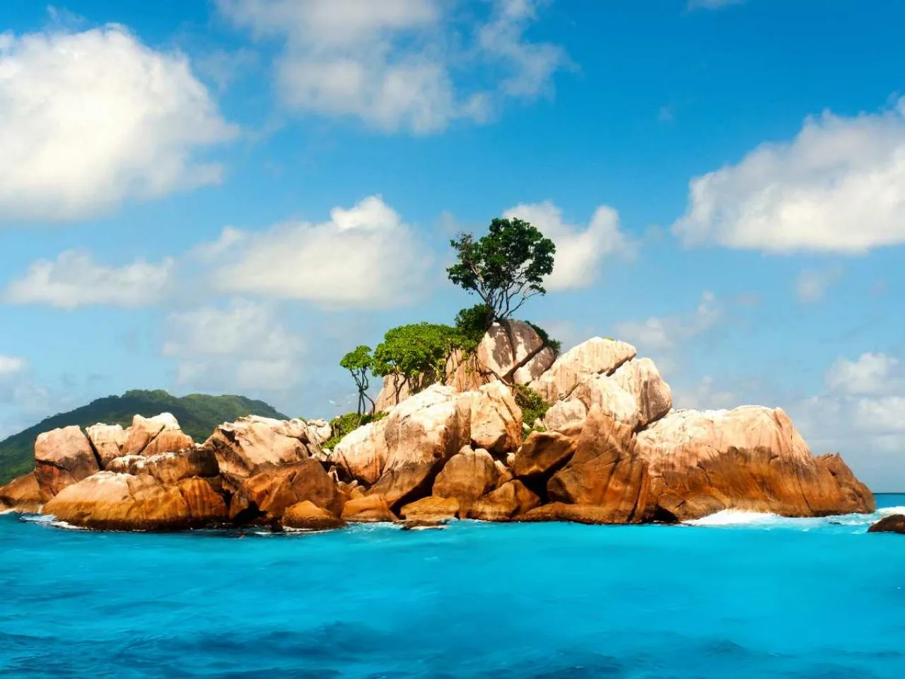 Half-Day Boat Tour to Ave Maria & Anse La Farine